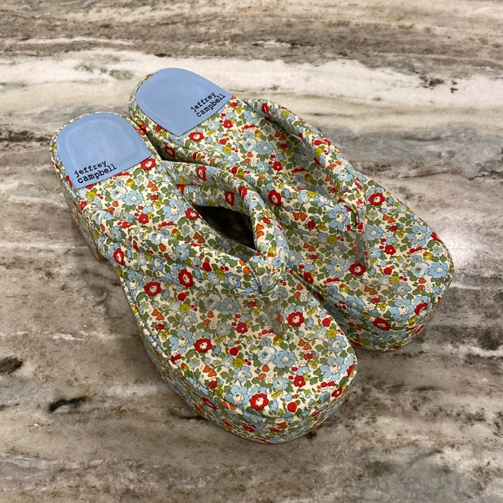 Jeffrey Campbell • Luau Green Floral Platform Flip Flop Sandals - Picture 5 of 7